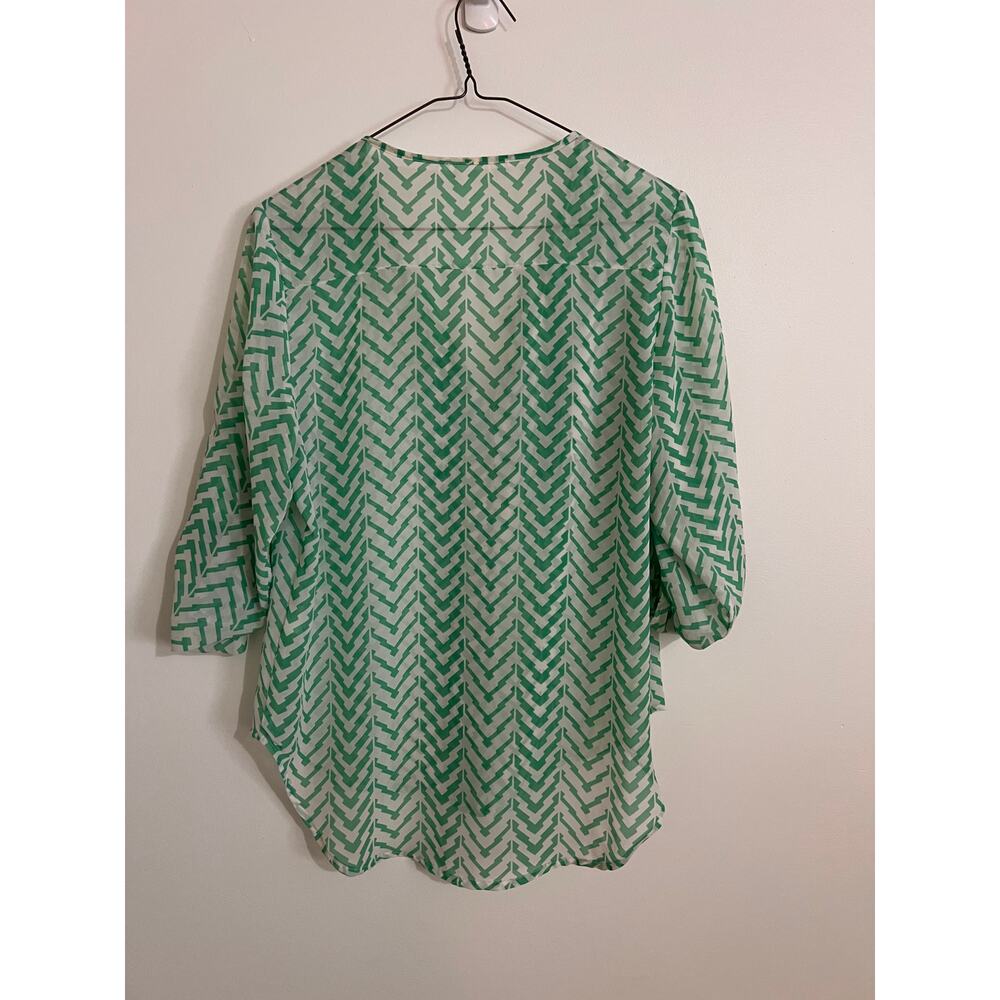 Green Chevron Geometric Print Blouse M Chico Split V-Neck Roll-Tab Sleeve Top - Picture 4 of 6